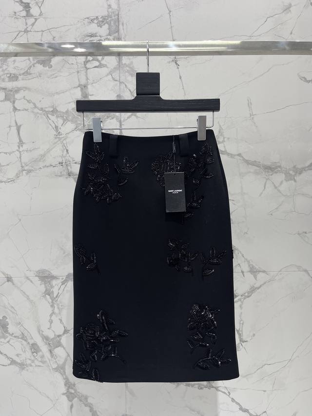 圣家重工钉珠刺绣丝绒开衩半身裙 又华丽又显腿长的半裙啊！Saint Laurent这款重工钉珠刺绣丝绒开衩半身裙，真的把“复古奢华+慵懒腔调”拿捏得死死的 丝绒