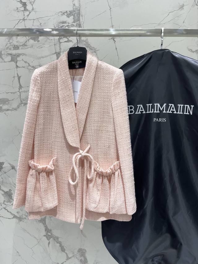 巴尔家荷叶口袋系带西服 定制粗纺羊毛面料 休闲中又多了一份甜美， 可盐可甜 西服中必不可少的一件 码数：Sml