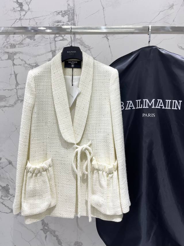 巴尔家荷叶口袋系带西服 定制粗纺羊毛面料 休闲中又多了一份甜美， 可盐可甜 西服中必不可少的一件 码数：Sml