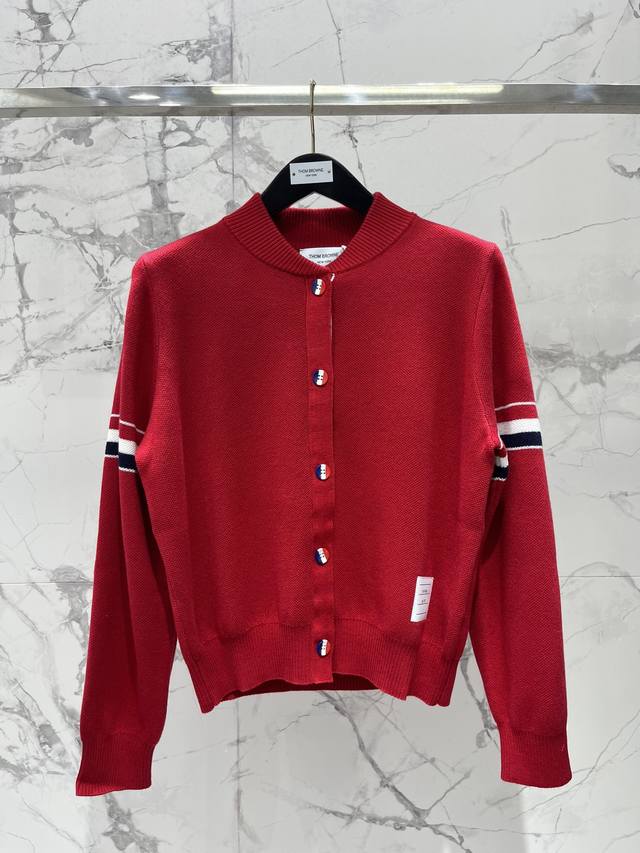 Tb 双袖撞色条纹立领针织开衫 Thom Browne这款双袖撞色条纹立领针织开衫，真的把“美式校园感+高奢腔调”拿捏得死死的 针织面料软乎乎又有筋骨，贴身穿亲