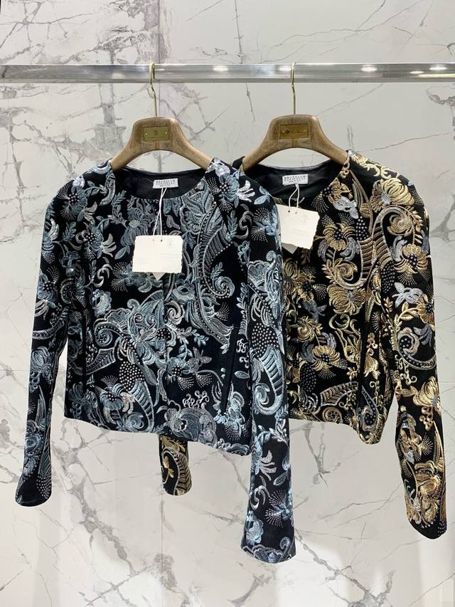 Bc 宮廷贵族刺绣珠片短款上衣 Bc向来以精湛工艺和优雅格调闻名时尚界，完美诠释了品牌的独特魅力。 宫廷刺绣绝对是这件上衣的灵魂所在！每一片刺绣都像是一件独立的