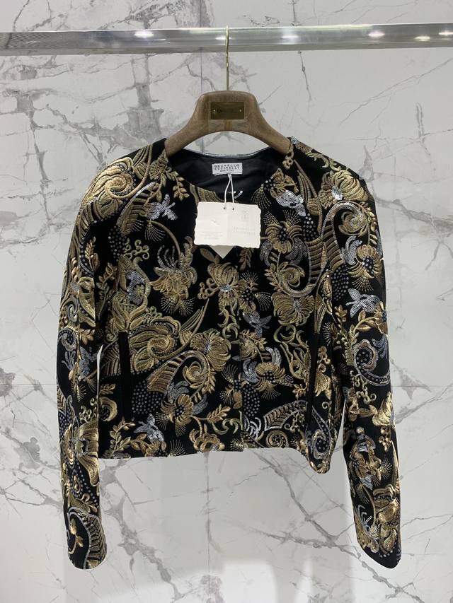 Bc 宮廷贵族刺绣珠片短款上衣 Bc向来以精湛工艺和优雅格调闻名时尚界，完美诠释了品牌的独特魅力。 宫廷刺绣绝对是这件上衣的灵魂所在！每一片刺绣都像是一件独立的