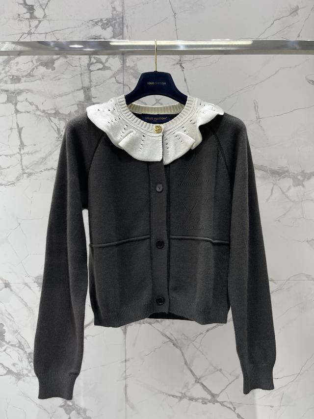 驴家荷叶边衣领羊毛混纺短款开衫 羊毛混纺面料软乎乎像云朵，贴身穿亲肤又保暖，荷叶边衣领温柔又显脸小，短款剪裁拉高腰线超显腿长，简约又不失设计感，贵气感直接从细节