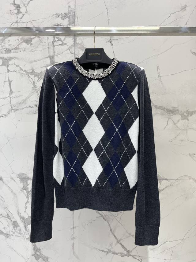 Sp 复古菱格纹羊毛连钻毛衣 “美式复古+精致华丽”拿捏得死死的 羊毛面料软乎乎像云朵，贴身穿亲肤又保暖，复古菱格纹自带美式Old Money腔调，钻饰在光线下