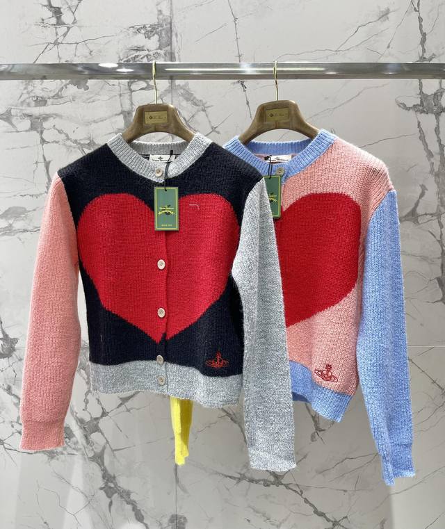 西太后复古爱心印花针织开衫 真的把“少女甜妹+朋克腔调”拿捏得死死的 针织面料软乎乎像云朵，贴身穿亲肤又有弹性，复古爱心印花俏皮又吸睛，经典的西太后土星元素藏在