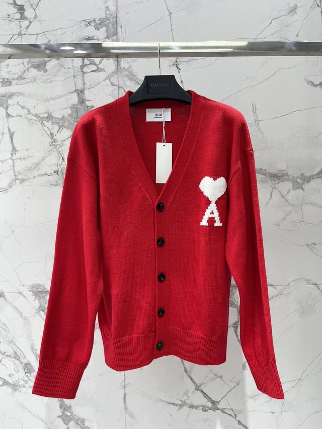 新款大爱心提花宽松休闲慵懒针织衫 又软又甜的针织衫啊！Ami这款大爱心提花宽松休闲慵懒针织衫，真的把“少女感+高奢腔调”拿捏得死死 针织面料软乎乎像棉花糖，贴身