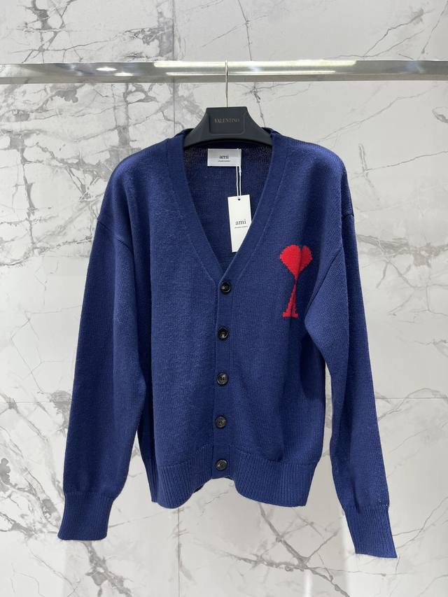 新款大爱心提花宽松休闲慵懒针织衫 又软又甜的针织衫啊！Ami这款大爱心提花宽松休闲慵懒针织衫，真的把“少女感+高奢腔调”拿捏得死死 针织面料软乎乎像棉花糖，贴身