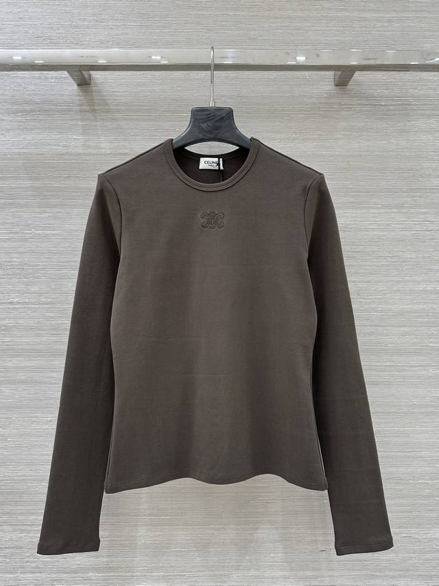 爆单推荐原单品质Ce* 简约基础款 凯旋门刺绣短袖T恤，定位刺绣图案！正肩掐腰版型上身显瘦。面料柔软舒适 又不乏小设计感，怎么穿都不会出错的必备打底百搭高级单品