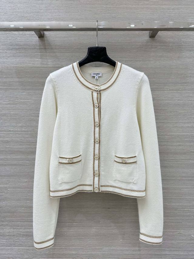 原单品质，独家首发Coco穿搭26C新品！白金配色针织长袖开衫，金丝线条勾勒边缘，经典双口袋装饰，圆领单排扣H版型百搭减龄，叠搭单穿都好看 法式优雅气质！进口纱