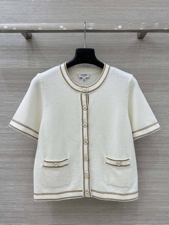 独家首发，强烈推荐Coco穿搭，26C新品！白金配色针织短袖开衫，金丝线条勾勒边缘，经典双口袋装饰，圆领单排扣版型百搭减龄，法式优雅气质！进口纱线质感细腻舒适，