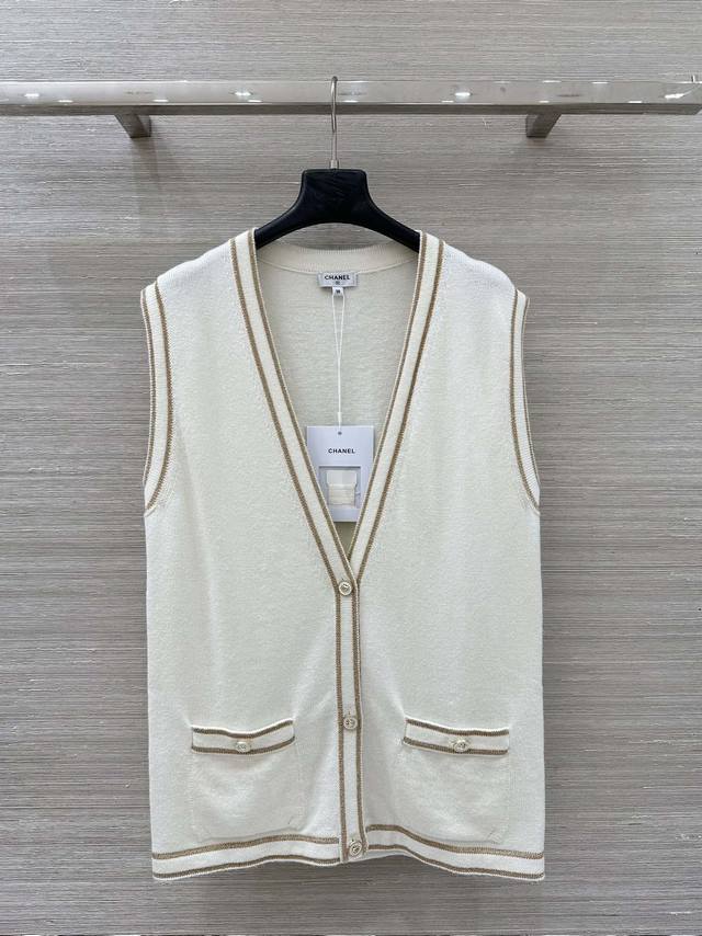 强烈推荐Coco穿搭，26C新品！白金配色针织V领马甲开衫，金丝线条勾勒边缘，经典双口袋装饰，单排扣中长款H版型百搭减龄，叠搭单穿都好看 法式优雅气质！进口纱线