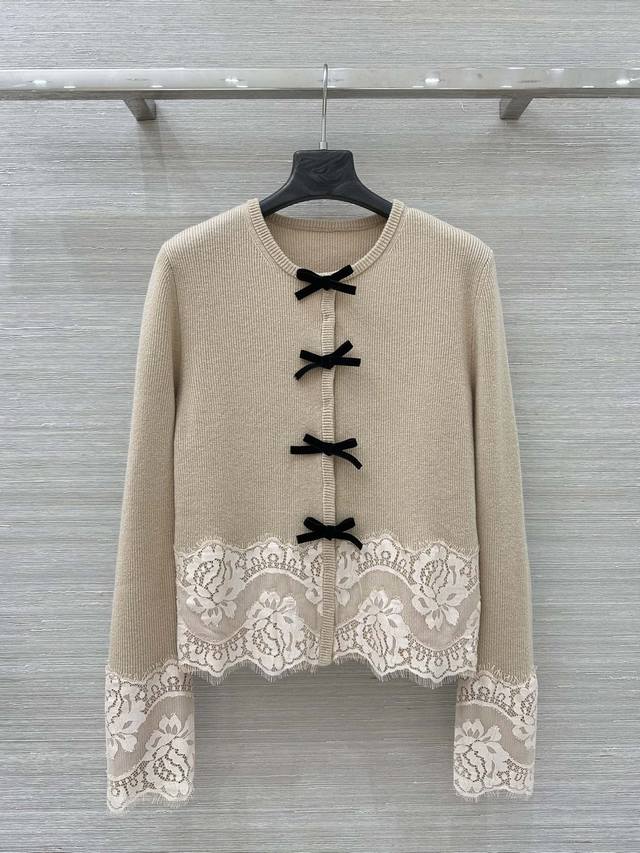 独家首发原单品质 Val名媛风穿搭，25秋冬新品！高级蕾丝设计蝴蝶结修身针织开衫！性感蕾丝点缀圆领设计超显身材！定制纱线细腻舒适！16针坑条工艺经典版型不挑人上