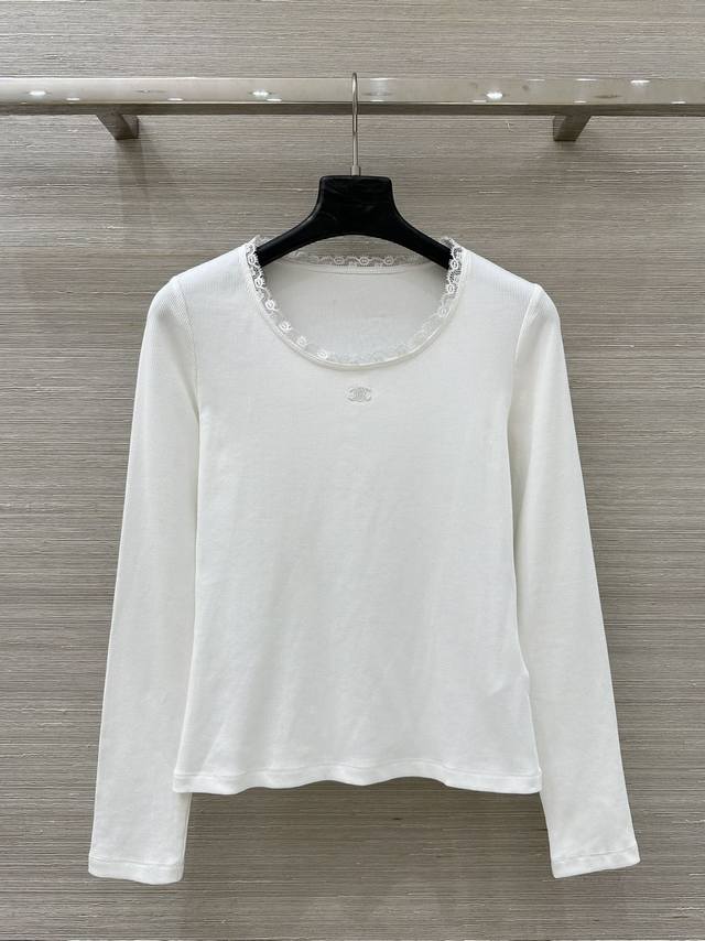 原单品质，独家首发品质控必入！Ce长期主义穿搭，26早春新品系列，凯旋门刺绣花边刺绣百搭长袖上衣！承包一整个夏天的宝藏百搭单品！Yb定制竖条面料，领边袖边皆采用