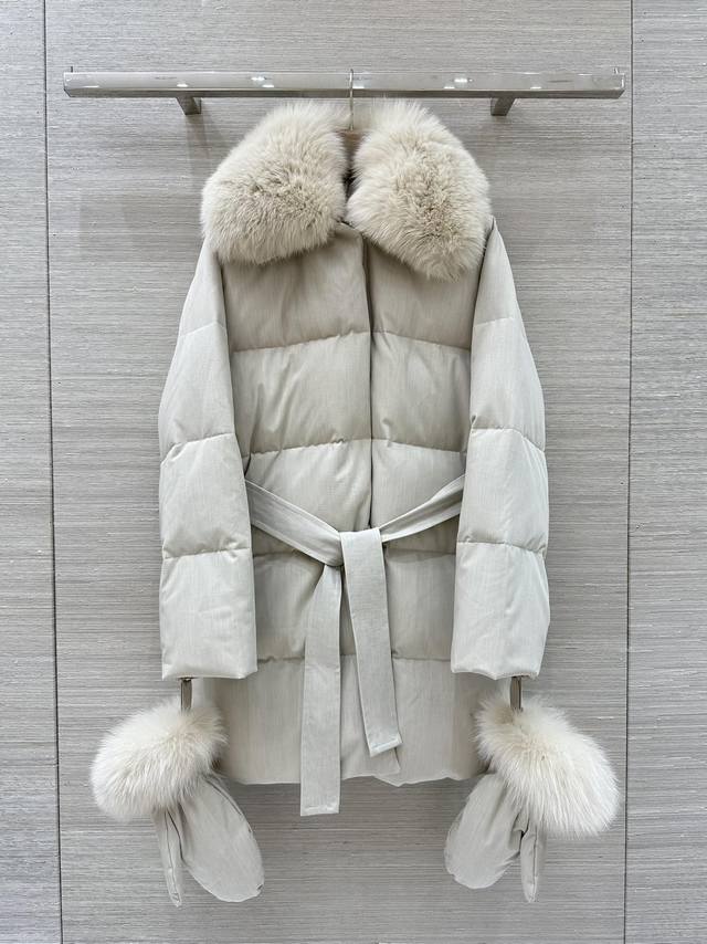 强烈推荐Yves 联名Lp 狐狸毛长款手套羽绒服，90新国标白鹅绒填充，外层天丝羊毛材质轻盈保暖又舒适进口芬兰狐狸大毛领，同材质毛球手套，风格统一且提升精致感。