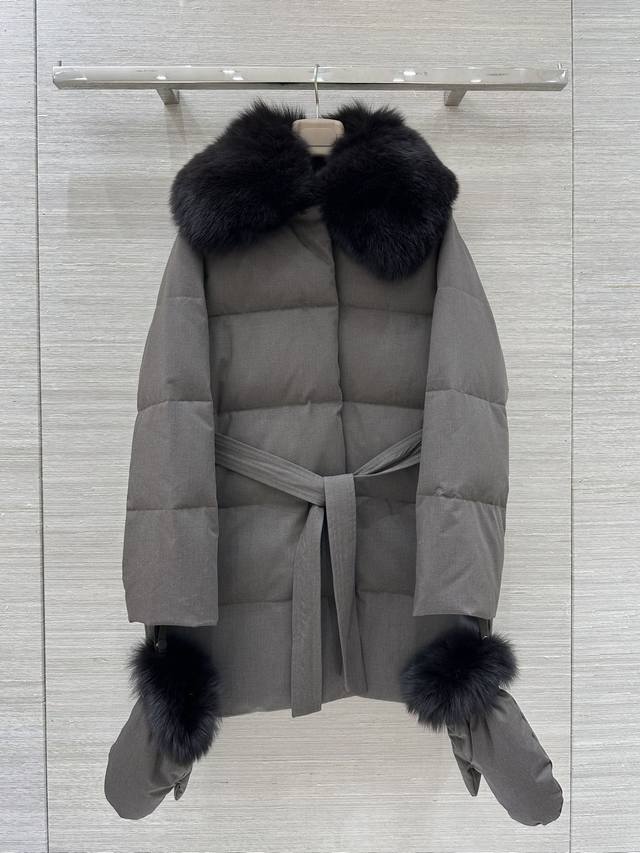 强烈推荐Yves 联名Lp 狐狸毛长款手套羽绒服，90新国标白鹅绒填充，外层天丝羊毛材质轻盈保暖又舒适进口芬兰狐狸大毛领，同材质毛球手套，风格统一且提升精致感。