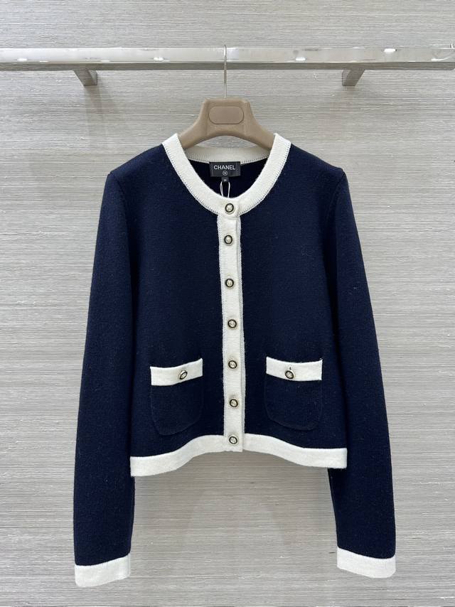 独家首发原单品质，Coco穿搭，名媛气质针织圆领开衫小外套！高级黑白配色，经典短款H版型百搭不挑人，高级黑白调法式优雅气质，进口加厚羊绒纱线瑞士机双织工艺针织纱