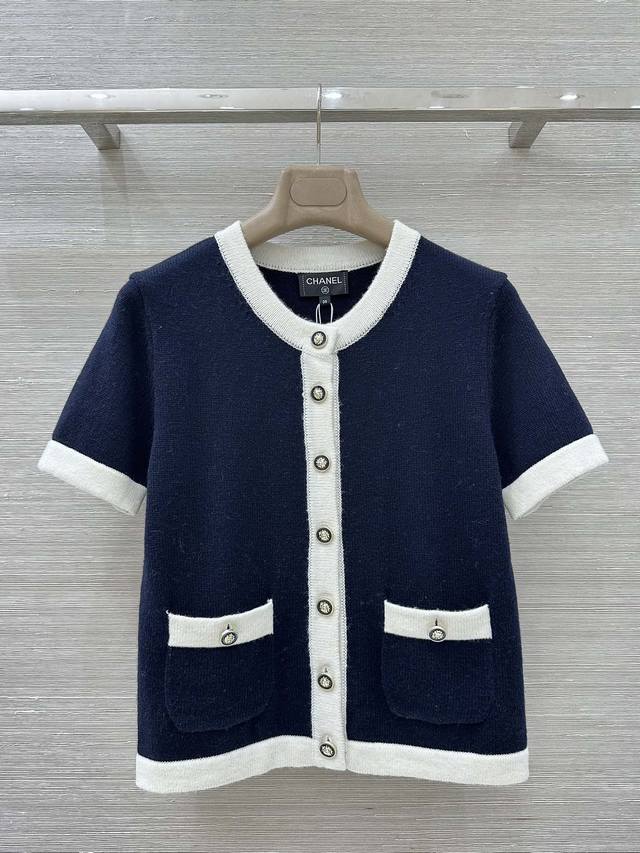 独家首发原单品质，Coco穿搭，名媛气质针织圆领短袖开衫小上衣！高级黑白配色，经典短款H版型百搭不挑人，高级黑白调法式优雅气质，进口加厚羊绒纱线瑞士机双织工艺针