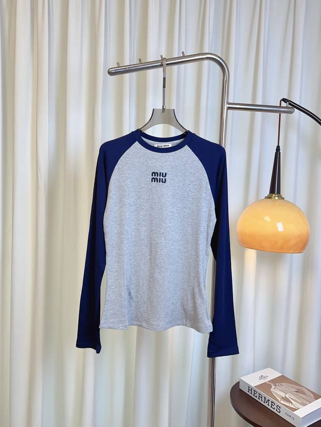 M**新款刺绣徽标Logo插件撞色长袖T-Shirt 制定螺纹弹力棉面料 拉伸力好 修身不紧绷 绵软舒适 亲肤透气 采用刺绣徽标Logo点缀 撞色设计 精致气质