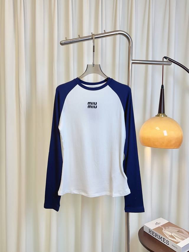 M**新款刺绣徽标Logo插件撞色长袖T-Shirt 制定螺纹弹力棉面料 拉伸力好 修身不紧绷 绵软舒适 亲肤透气 采用刺绣徽标Logo点缀 撞色设计 精致气质