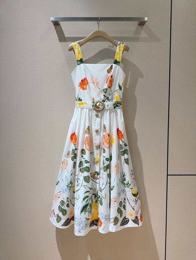 Cara*Ca*Ra*25New～ 春夏渡假新品吊带连衣裙 鲜艳夺目的印花元素设计，收腰剪裁定位大裙摆、搭配专属定制本布腰带，打造浪漫的少女气息。上身美的不要不