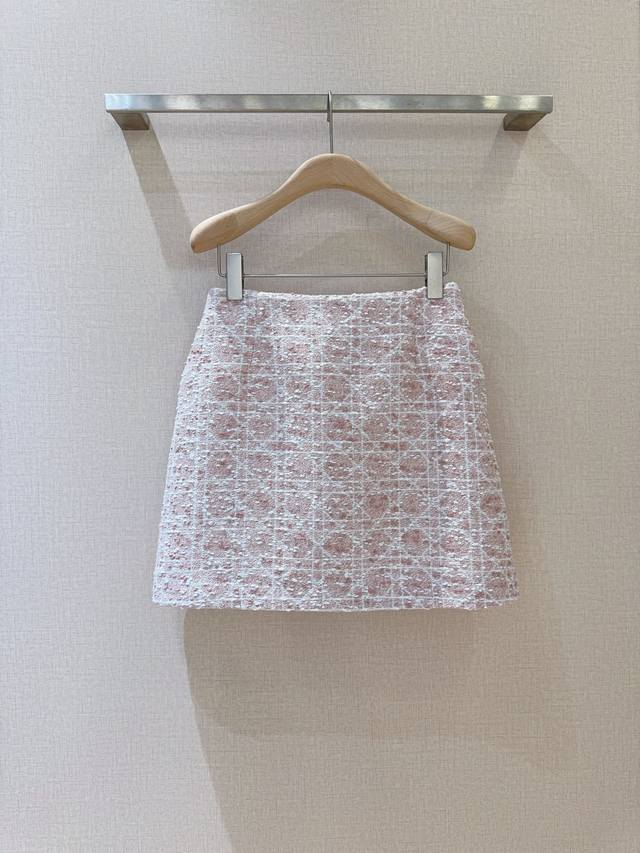 D家新品上架啦 复古经典格纹半身裙，舒适混纺质感，搭配精致格纹，为这条短裙赋予了别样魅力。高腰A字版型，修饰身形又尽显俏皮，穿上它，仿佛将甜美与温柔穿在身上，轻