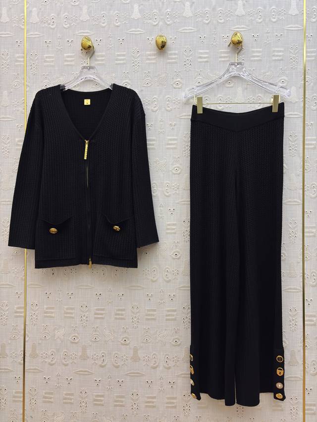 Sch 26早春新款 异形扣装饰针织套装 V领异扣拉链上衣+高腰针织直筒裤 高定时髦感经典版型 简洁干浄 金色华丽的纽扣闪耀灵动 整体随性且高级感 一套搭配出街