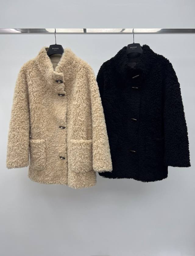 牛角扣羊羔毛外套 选用顶级羊羔毛材质 触感柔软保暖 立领设计提升了整体时尚感和御寒作用 极简中长款版型显瘦不挑人 韩系慵懒氛围感 Sml