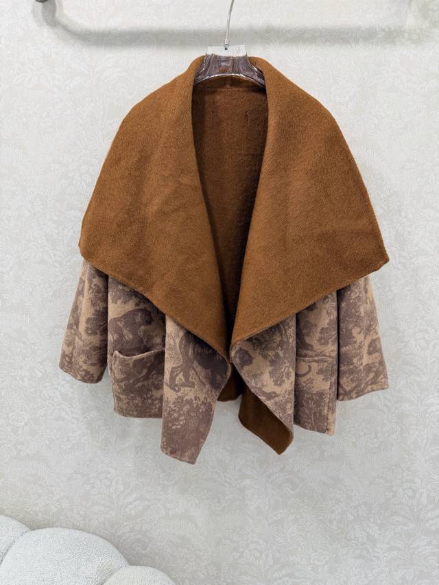 双面 Dio*25新款高端羊绒大衣 一衣多穿 品牌定制面料 双面双色带有Logo图案 高级感十足 上身实在太有Fell了 无与伦比的奢华体验 高端100%高支羊