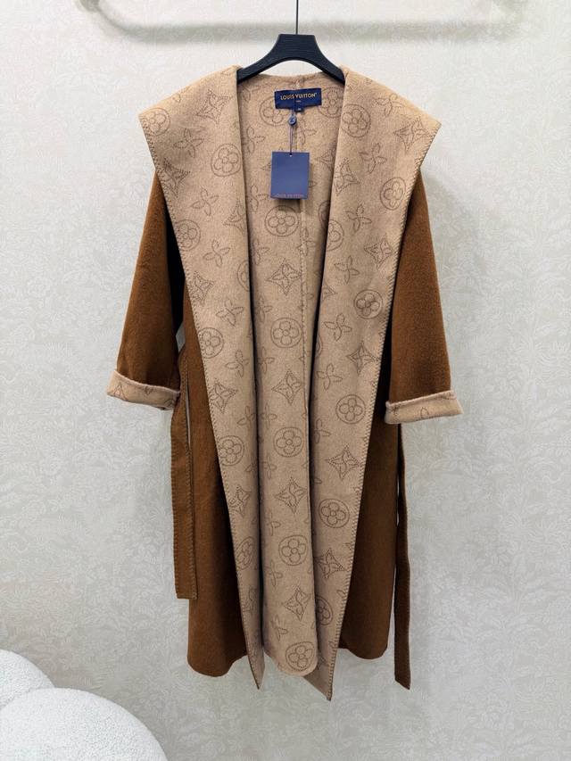 Louis Vuitt*N25新款浴袍高端羊绒大衣 品牌定制面料 双面双色带有Logo图案 整衣门襟拱针工艺 高级感十足 上身实在太有Fell了 无与伦比的奢华