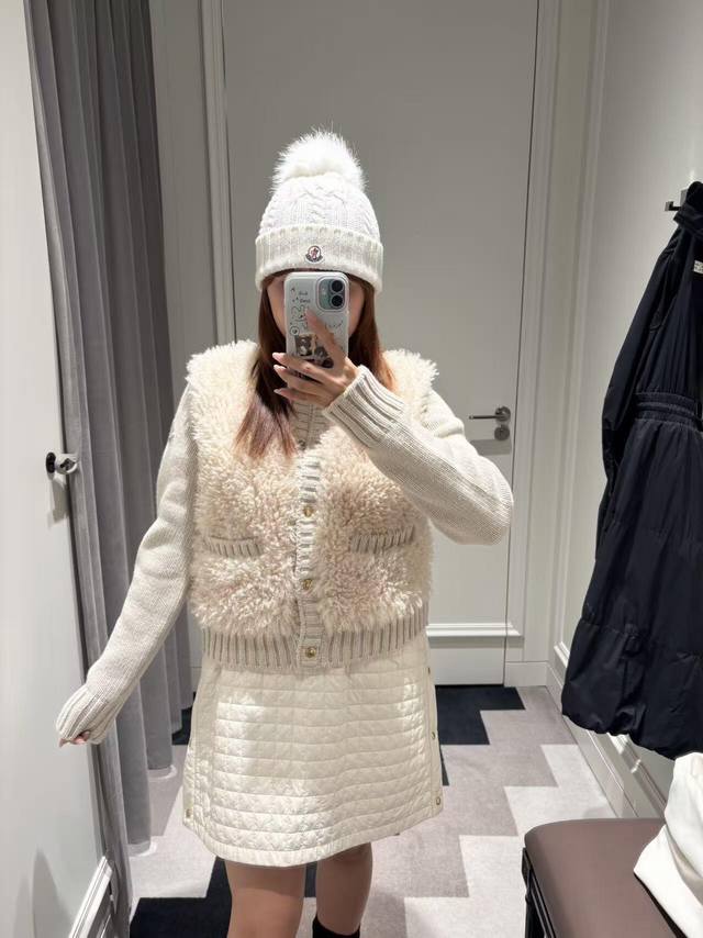 25Moncl25秋冬新款 泰迪拼接针织羽绒服正面是蓬松泰迪毛拼接细腻针织，后背是轻盈菱格羽绒保暖又不臃肿短款版型好看十拿十补Sml