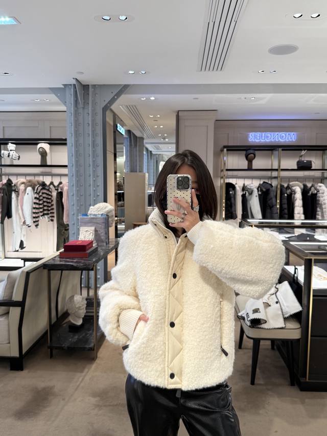 Mon25F秋冬新款 泰迪摇粒绒羽绒服气外层是云朵般蓬松的泰迪摇粒绒，内里填充饱饱滑雪场的单色十拿十补一件过冬必备款Sml