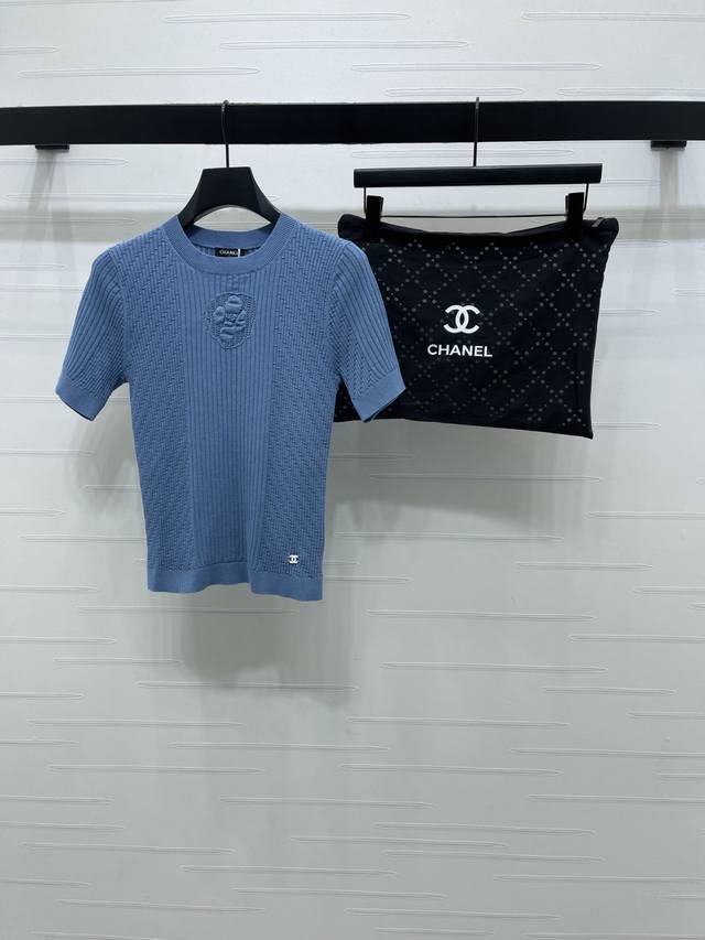 上新原单高端品质 Chane* 2026早春最新系列！同步 山茶花针织短袖！定制棉毛纱线织造，柔软细腻，质感舒适，圆领针织短袖，竖列坑条搭配凹凸纹理，居中打造山