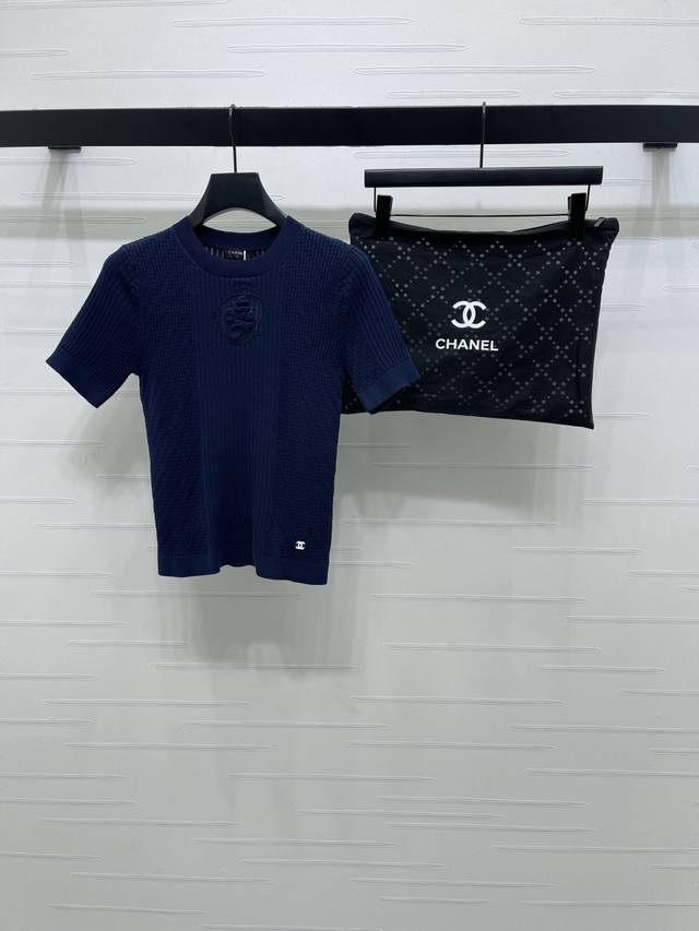 上新原单高端品质 Chane* 2026早春最新系列！同步 山茶花针织短袖！定制棉毛纱线织造，柔软细腻，质感舒适，圆领针织短袖，竖列坑条搭配凹凸纹理，居中打造山