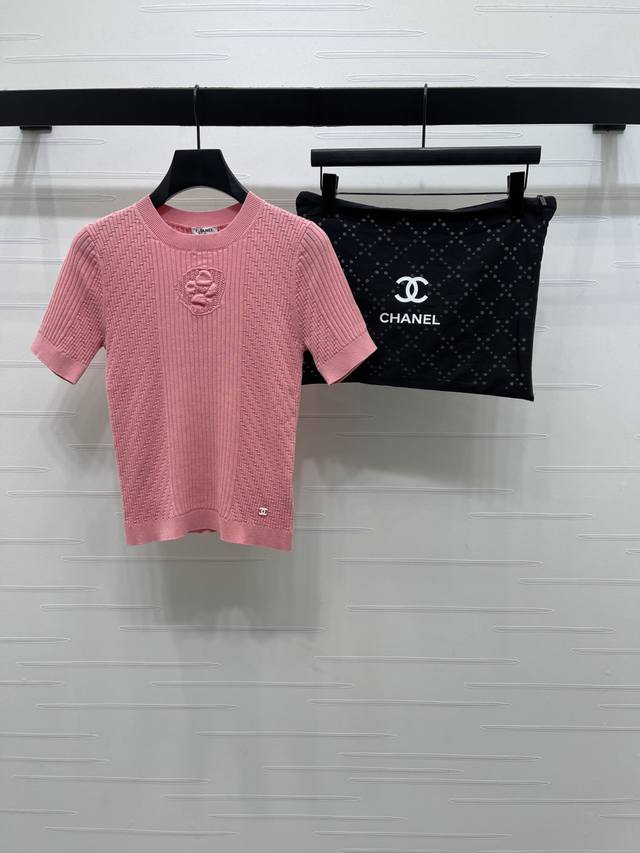 上新原单高端品质 Chane* 2026早春最新系列！同步 山茶花针织短袖！定制棉毛纱线织造，柔软细腻，质感舒适，圆领针织短袖，竖列坑条搭配凹凸纹理，居中打造山