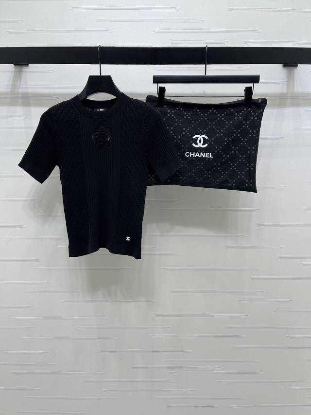 上新原单高端品质 Chane* 2026早春最新系列！同步 山茶花针织短袖！定制棉毛纱线织造，柔软细腻，质感舒适，圆领针织短袖，竖列坑条搭配凹凸纹理，居中打造山