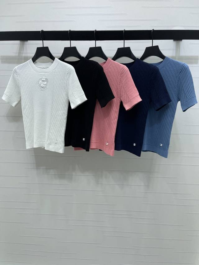 上新原单高端品质 Chane* 2026早春最新系列！同步 山茶花针织短袖！定制棉毛纱线织造，柔软细腻，质感舒适，圆领针织短袖，竖列坑条搭配凹凸纹理，居中打造山