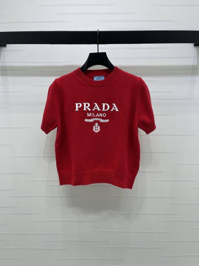 上新原单高端品质 prad* 2026早春最新系列！圆领刺绣针织短袖！ 定制进口羊毛材质 质感高级 舒适柔软 领口袖口以宽螺纹包边设计 与衣摆相互呼应 增添造型