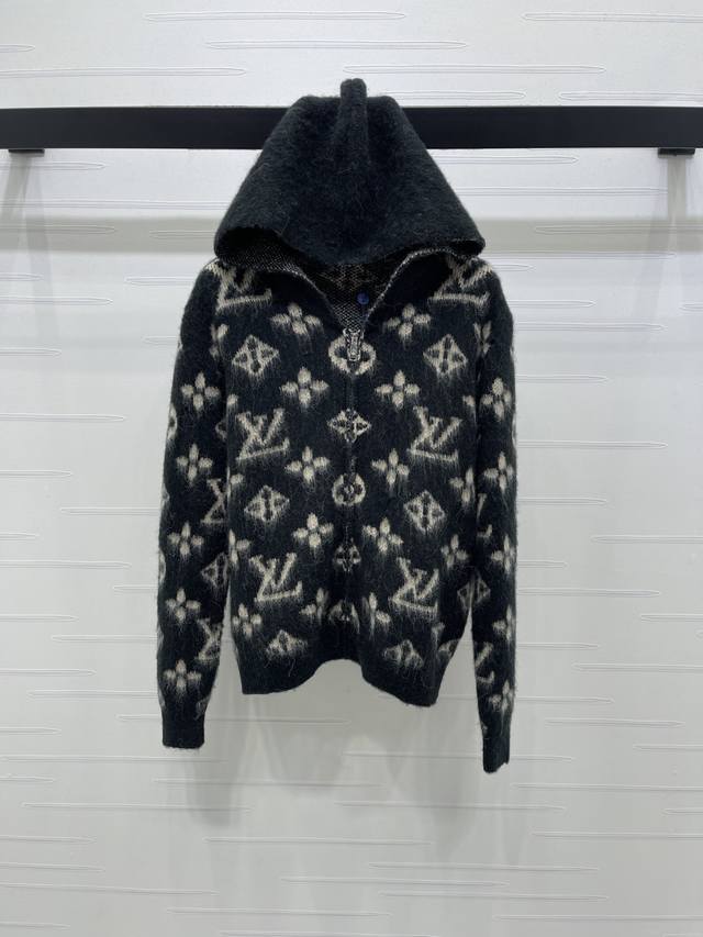 上新原单高端品质Louis Vui*Ton 2025秋冬最新系列！连帽提花长袖开衫！定制马海毛羊毛纱线织造 质感细腻 穿搭舒适 连帽拉链针织开衫剪裁 通体四叶草