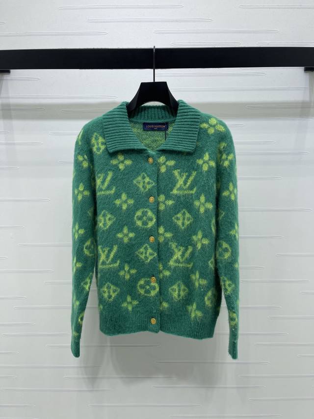 上新原单高端品质Louis Vui*Ton 2025秋冬最新系列！Monogram马海毛翻领长袖开衫，采用丰盈细磨马海毛混纺，柔软又保暖，秋冬穿超合适！荧光绿提