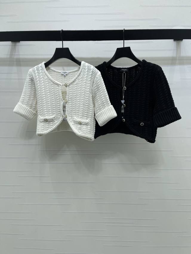 上新原单高端品质 Chane* 2026早春最新系列！绞花编织圆领针织短袖开衫！定制羊毛纱线针织材质，质感高级，柔软亲肤，轻薄透气，前襟定制镶钻双C纽扣点缀，细