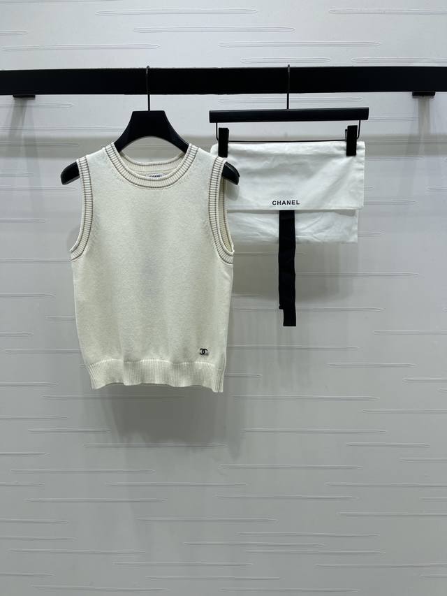 上新原单高端品质 Chane* 2026早春最新系列！条纹包边圆领针织背心！定制羊毛纱线织造，密度细针织造，软糯质地，舒适亲肤，圆领针织背心剪裁，领边前襟延伸至