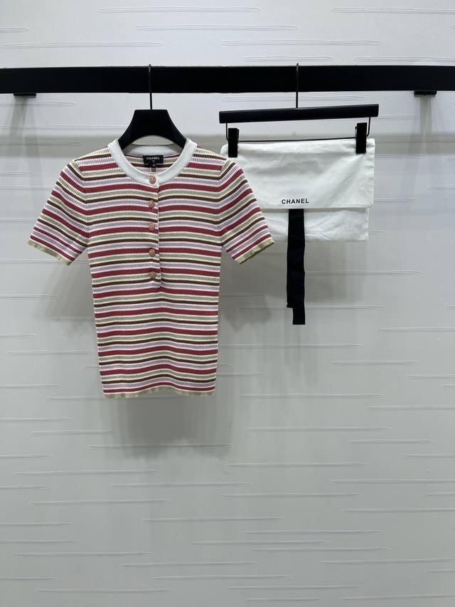 上新原单高端品质Chane* 2026早春最新系列！同步 条纹针织短袖毛衣！定制丝毛纱线织造，质感高级，弹力舒适，圆领针织短袖版型，粉色滴釉水钻山茶花纽扣装饰，
