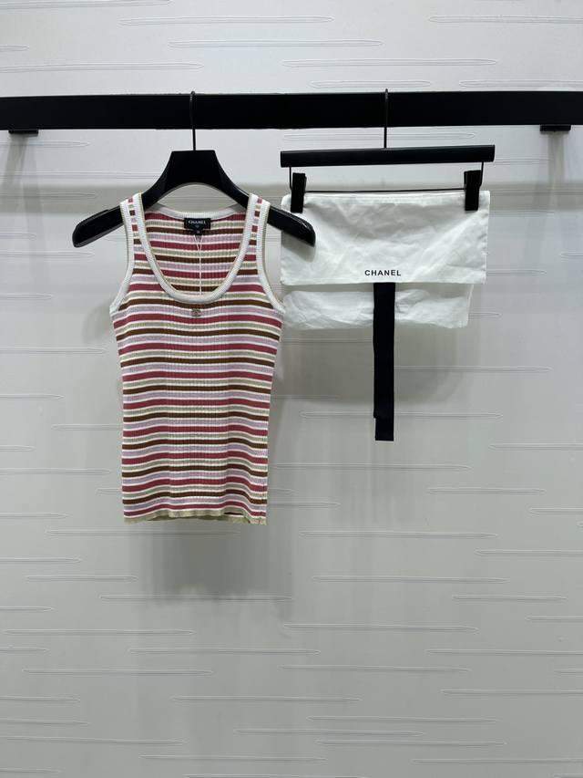 上新原单高端品质 Chane* 2026早春最新系列！同步 条纹针织背心！定制棉毛纱线织造，质感高级，弹力舒适，圆领针织背心剪裁，通体红白色系条纹形成碰撞，前襟