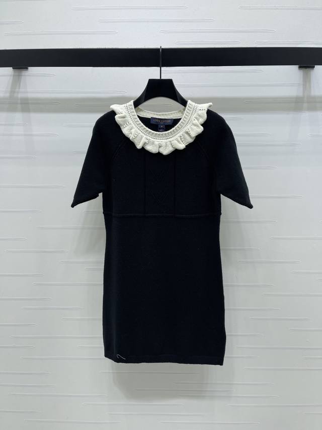 上新原单高端品质Louis Vui*Ton 2025秋冬最新系列！花边翻领针织短袖连衣裙！定制羊毛纱线织造，细腻柔软，弹力十足 ，精致镂空木耳花边短袖版型，通体