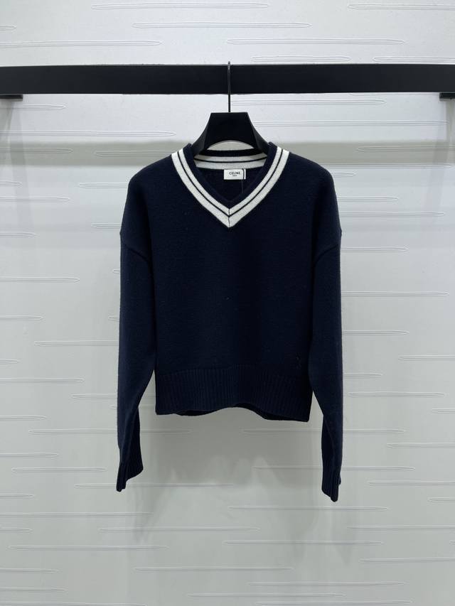 上新原单高端品质 Celin*2025秋冬最新系列！V领套头毛衣！定制羊毛纱线针织材质，亲肤软糯，密实细腻，正肩V领套头毛衣版型，两色条纹包边勾勒，整体学院精英