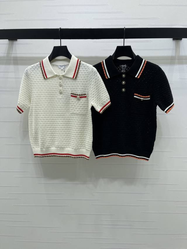 上新原单高端品质 Chane* 2026早春最新系列！撞色翻领针织短袖！定制羊绒纱线织造，密度细针织造，软糯质地，舒适亲肤，翻领半开襟针织短袖剪裁，大身横向排列