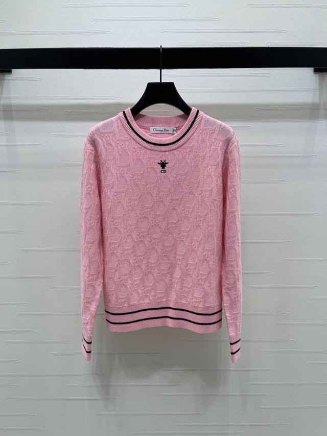 上新原单高端品质 Dio* 2025秋冬最新系列！字母提花套头长袖毛衣！定制羊毛纱线织造 质感高级透气 圆领长袖毛衣剪裁 通体利用细密钩针肌理 勾勒字母提花图案