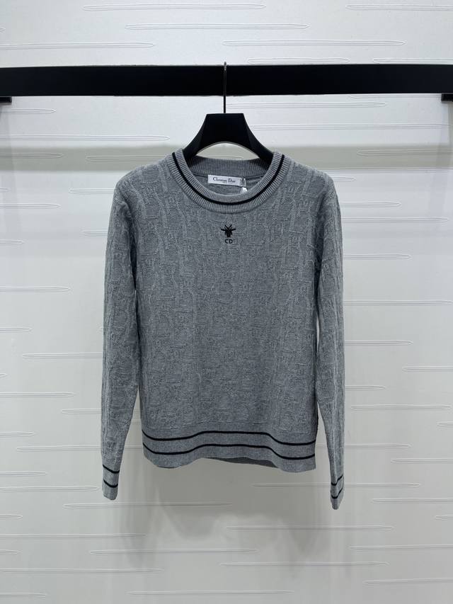 上新原单高端品质 Dio* 2025秋冬最新系列！字母提花套头长袖毛衣！定制羊毛纱线织造 质感高级透气 圆领长袖毛衣剪裁 通体利用细密钩针肌理 勾勒字母提花图案