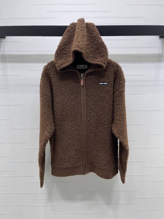 上新原单高端品质 Miumi*2025秋冬最新系列！连帽拉链针织外套！定制羊毛纱线织造，工艺处理，呈现出羊卷毛肌理，质感柔软舒适，保暖性能加倍，连帽针织外套剪裁