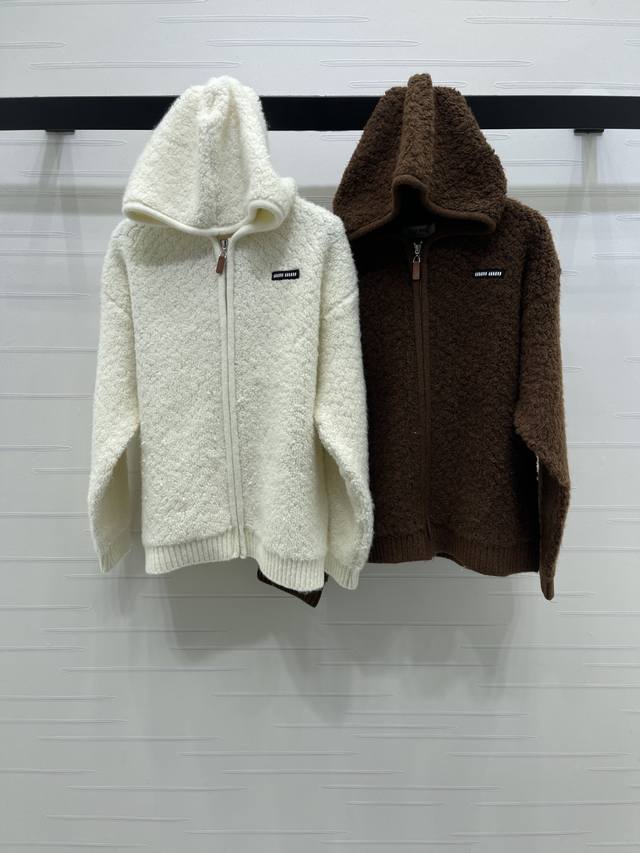 上新原单高端品质 Miumi*2025秋冬最新系列！连帽拉链针织外套！定制羊毛纱线织造，工艺处理，呈现出羊卷毛肌理，质感柔软舒适，保暖性能加倍，连帽针织外套剪裁